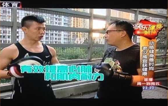 健身房大妈打男私教_大妈吃醋扇健身房教练_大妈掌掴健身房教练