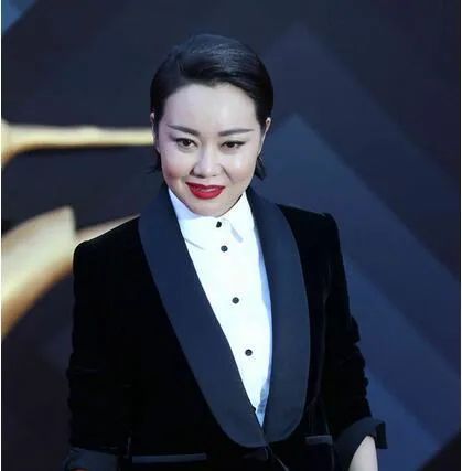 大妈吃醋扇健身房教练_大妈掌掴健身房教练_健身房大妈打男私教
